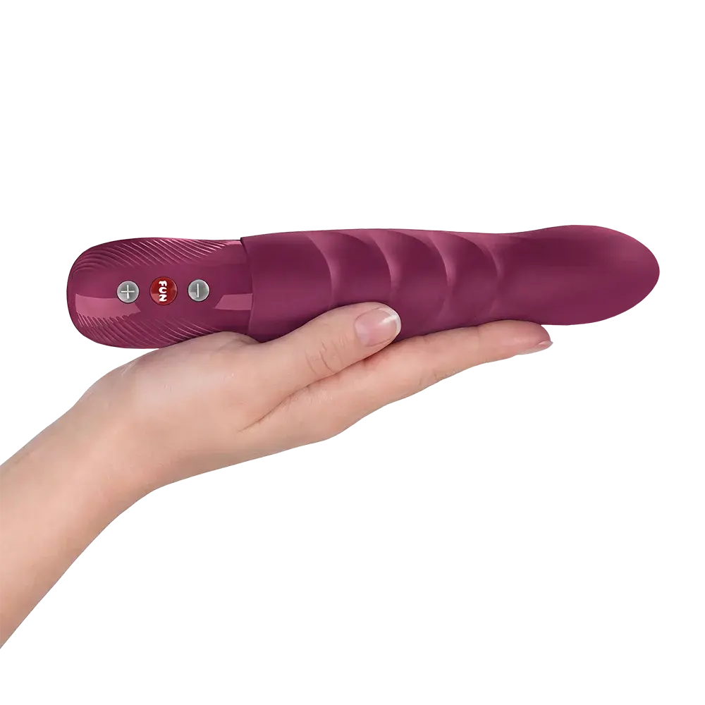 Stronic Deep itme ve titreşim özellikli bordo renkli vibratör, kadın eli üzerinde ürün görseli