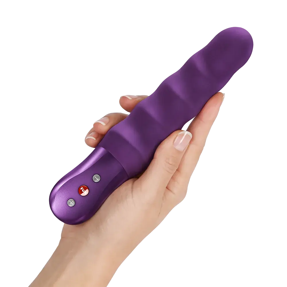 Stronic Surf itme ve titreşim özellikli mor silikon vibratör, elde tutuş görünümü ile kontrol butonları detayı