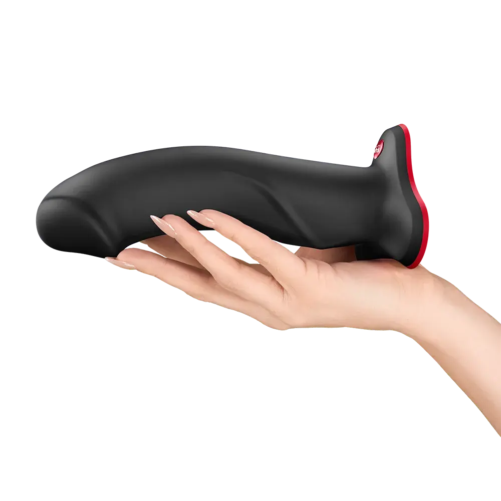The Boss Stub Dildo siyah silikon yapay penis, el üzerinde yan görünüm
